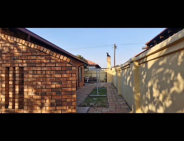 3 BEDROOM FREESTANDING FOR SALE IN MAHUBE VALLEY